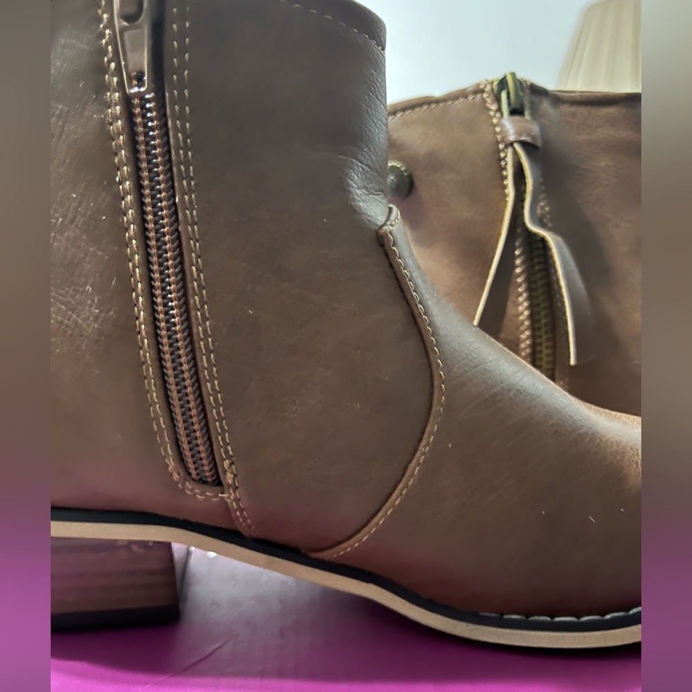 Room of fashion ankle boots size 7, brand new in box!